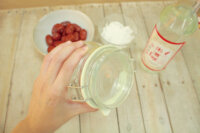 醉棗：酒漬紅棗作法1：搖晃玻璃瓶，讓酒液均勻流到玻璃瓶的每個角落