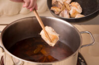 步驟5-1 把香煎雞肉、煸好的薑片放入湯鍋中-微醺暖補燒酒雞 燒酒蝦 做法