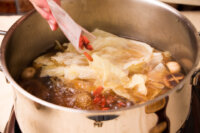 步驟5-3 煮至沸騰後，加入枸杞、鹽巴-微醺暖補燒酒雞 燒酒蝦 做法