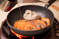 步驟7-1 加湯汁及燉湯包-微醺暖補燒酒雞 燒酒蝦 做法