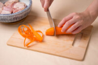 步驟1-1 紅蘿蔔切塊 -微醺暖補燒酒雞 燒酒蝦 做法