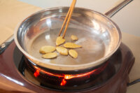 暖在心蔘茸雞湯 食譜做法2-1 加麻油煸薑片