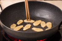 步驟4-1 開小火，煸薑片 -微醺暖補燒酒雞 燒酒蝦 做法