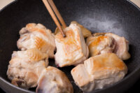 步驟4-3 香煎到雞肉兩面呈現美麗的金黃色 -微醺暖補燒酒雞 燒酒蝦 做法