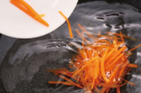 鮮蔬梅棗潤餅作法2：水煮紅蘿蔔