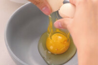 鮮蔬梅棗潤餅作法3：打蛋
