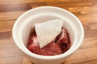 無濕香菇排骨湯作法2：將排骨與茶包放入內鍋中