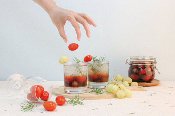 梅漬番茄氣泡飲 食譜作法6: 半杯烏梅汁、2-3顆梅漬蕃茄、氣泡水、冰塊，加起來就是消暑的飲料囉！