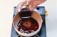 烏梅漬 番茄 氣泡飲 食譜作法1:將濃縮烏梅汁、飲用水、梅子醋、冰糖放入鍋中 