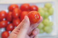 烏梅漬 番茄 氣泡飲 食譜作法2: 在蒂頭處用刀輕輕畫十字