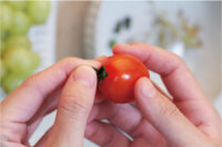 烏梅漬 番茄 氣泡飲 食譜作法2: 將小番茄、白葡萄洗淨去蒂頭
