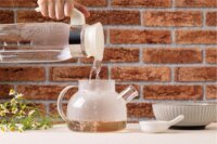 洛花荷葉水果冰茶食譜步驟2 將茶包放入茶壺 熱水沖泡
