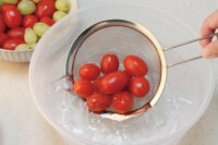 梅漬番茄氣泡飲 食譜作法3: 放入冰水中冰鎮