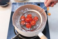 梅漬番茄氣泡飲 食譜作法3: 將小番茄、白葡萄放入滾水中川燙15秒