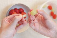 梅漬番茄氣泡飲 食譜作法4: 從蒂頭處將白葡萄去皮