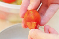 梅漬番茄氣泡飲 食譜作法4: 從蒂頭處將小番茄去皮