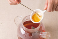 洛花荷葉水果冰茶食譜步驟3 加入適量蜂蜜