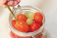 梅漬番茄氣泡飲 食譜作法5: 將去皮的小番茄、白葡萄放入玻璃罐中