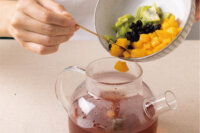 洛花荷葉水果冰茶食譜步驟3 加入水果