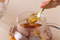 洛花荷葉水果冰茶食譜步驟4 加入冰塊冰鎮