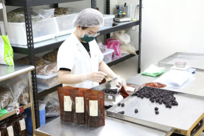 新譯漢方員工於符合ISO22000及HACCP食品安全規範之工廠中進行漢方果乾包裝