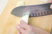 酥煎蓮藕紅棗肉餅 步驟3-1 洋蔥蒜頭切碎成丁狀