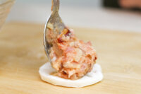 酥煎蓮藕紅棗肉餅 步驟8-1 將肉餡夾在兩片蓮藕片中