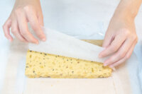 榛果黑棗杜隆糖 步驟10 撕開表面的烘焙紙