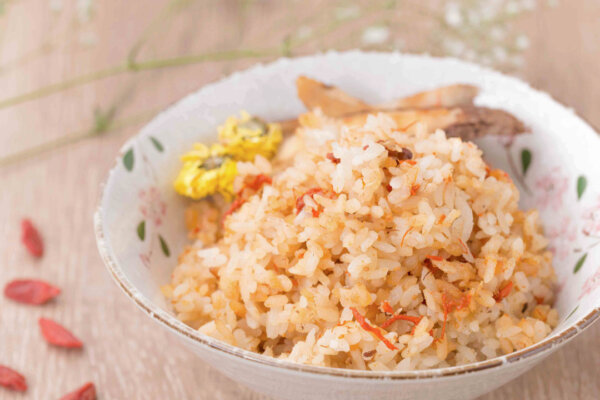 春分節氣 枸杞常和黃菊花搭配 泡茶、蒸飯都很適合 枸杞料理 中藥材百科