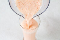 枸杞拿鐵 枸杞牛奶飲料 食譜做法 1-2 將枸杞牛奶倒入玻璃杯中