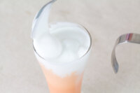枸杞拿鐵 枸杞牛奶飲料 食譜做法 2-2 將綿密的冰奶泡鋪在枸杞牛奶上方