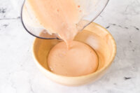 枸杞燕麥早餐優格杯 食譜步驟1-1 將優格、鮮奶與枸杞一起放入調理機中，打碎混合均勻後倒入碗中