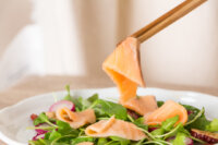紅棗枸杞鮭魚油醋沙拉 食譜做法3-1 將蔬菜、紅棗、枸杞、煙燻鮭魚、芝麻葉、櫻桃蘿蔔都放上沙拉盤